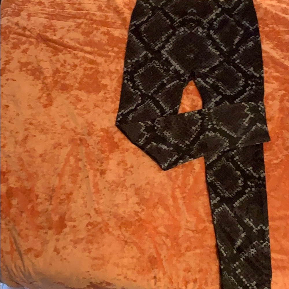 Snake skin print leggings